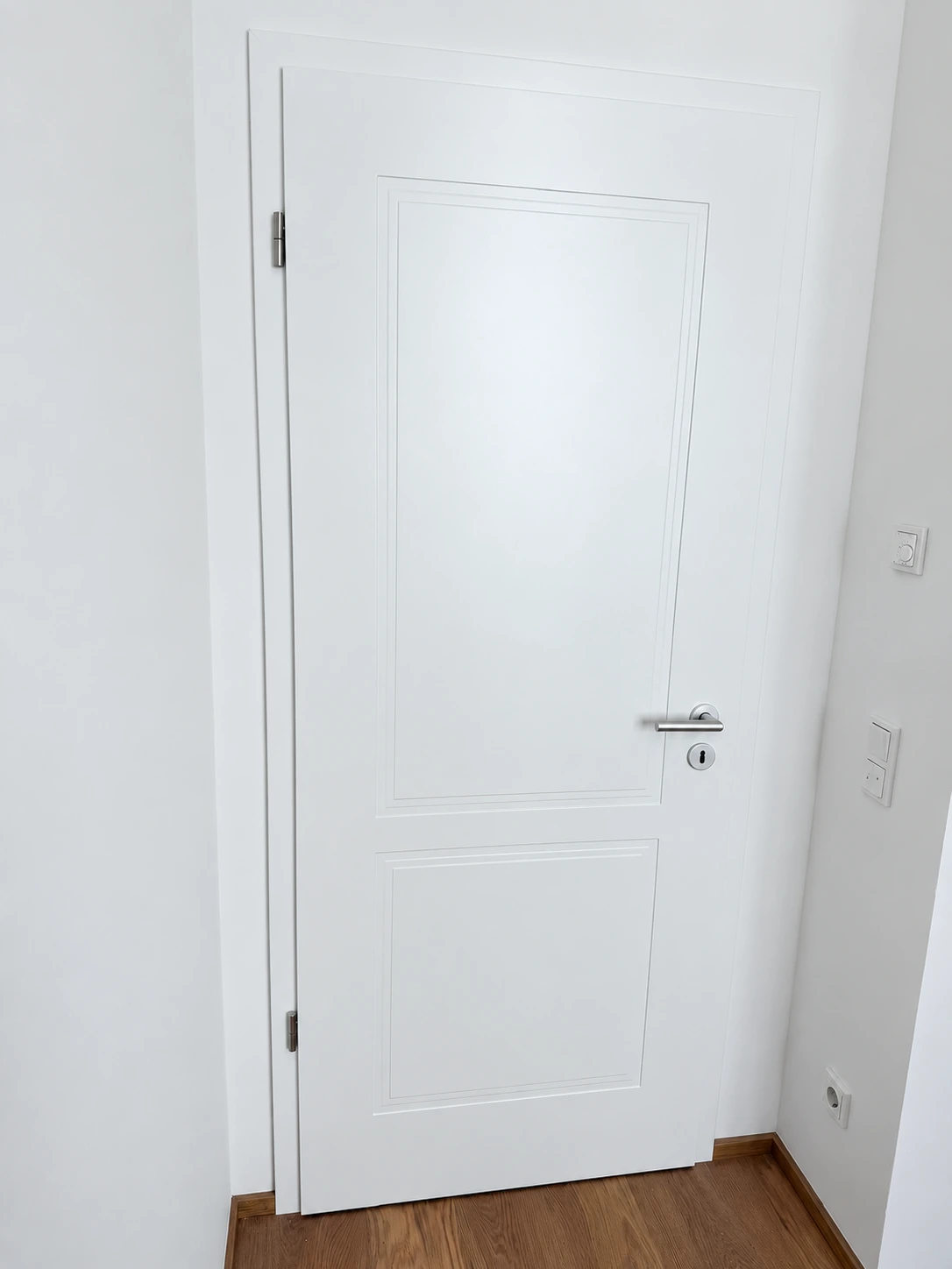Weiße Innentür mit Holzzarge
